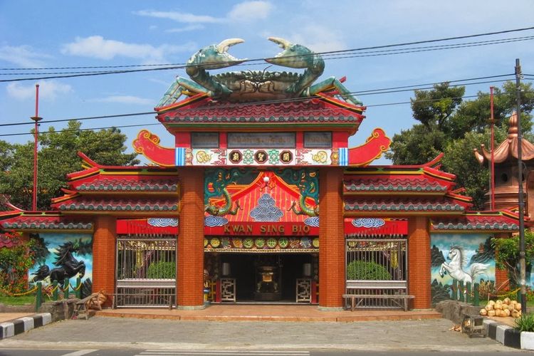 Berhiaskan Patung Kepiting Raksasa di Gerbangnya, Klenteng di Tuban Ini Jadi yang Terluas se-Asean