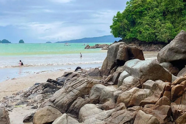 Libur Lebaran Ajak Keluarga Healing ke Wisata Pantai di Trenggalek Ini, Nikmati Serunya Naik Perahu hingga Banana Boat