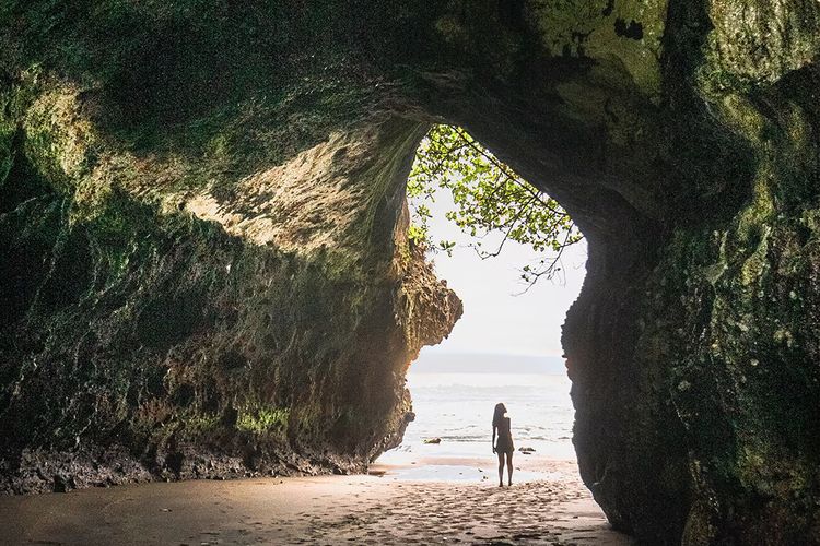 Membingkai Senja dengan Gua Pinggir Pantai Soan Galuh, Begini Sunset Bali yang Mempesona: Cuma 47,8 Km dari Denpasar