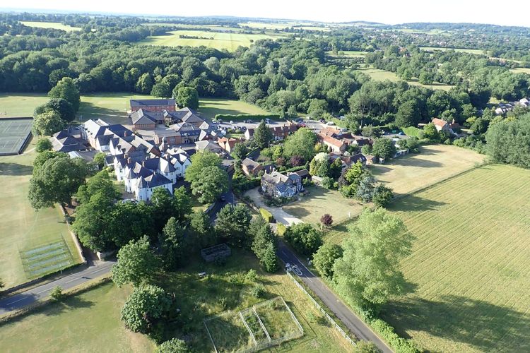 Berdiri pada Tahun 1870, Dulunya Sekolah Menengah di Inggris Ini Berlokasi di Rumah Pendeta dan Cuma Tampung 29 Murid, Kini Nasibnya…