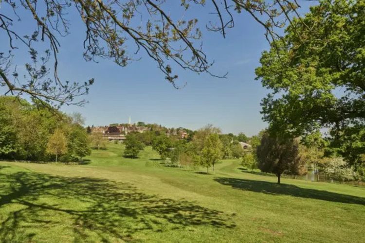 SPPnya Fantastis Capai Rp1 Miliar, Ternyata SMA Elit di Inggris Ini Jadi Penemu Olahraga Squash