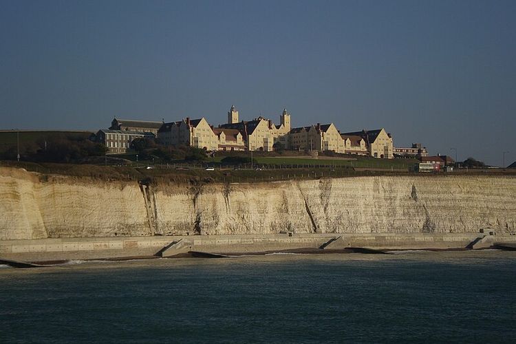 Mampu Tampung 600 Siswa, SMA Elit di Inggris Ini Langsung Menghadap ke Laut yang Menyajikan Panorama Eksotis
