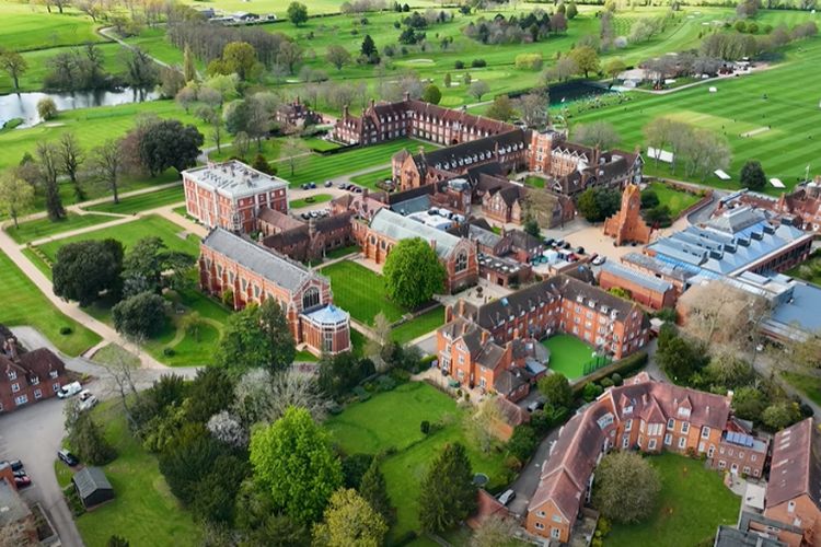 Kampusnya Seluas 800 Hektar, Sekolah Menengah Negeri di Inggris Ini Memiliki 11 Asrama Sosial