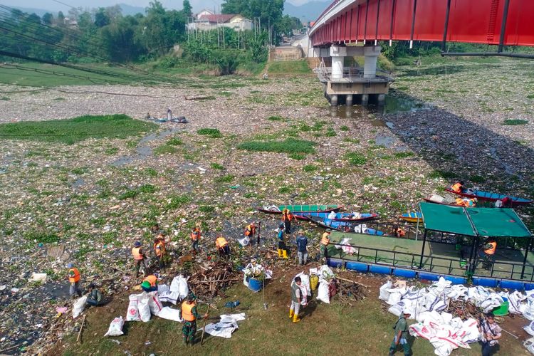 Menumpuk Hingga 270 Ton, Pemerintah Bandung Barat Ungkap Sampah di Sungai Citarum Jadi Tanggung Jawab Semua Pihak
