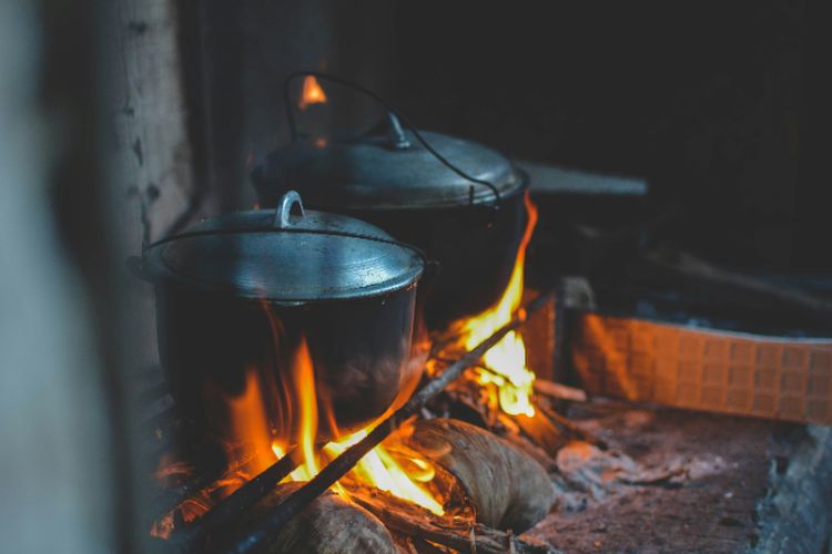 Bukan Cuma Tradisi di Yogyakarta, Tren Masak Pakai Kayu Bakar Juga Dipertahankan di Beberapa Provinsi Ini