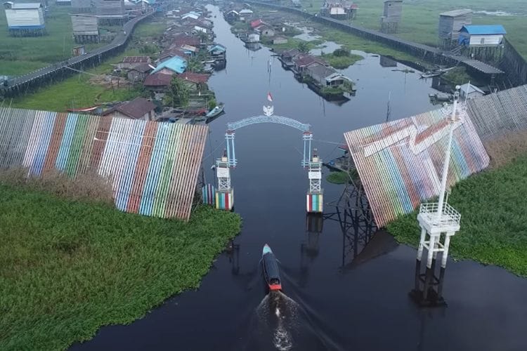 Satu-Satunya di Indonesia! Warga Desa Unik di Kalimantan Timur Ini Hidupnya Gak Napak Tanah