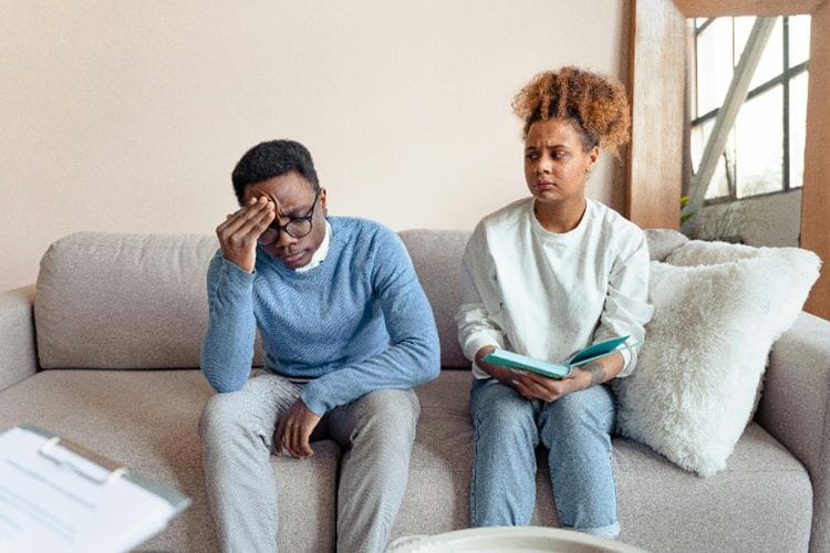 Punya Teman Selalu Murung atau Cemberut? Kenali 5 Tanda Mereka Mungkin Bersifat Pasif-Agresif