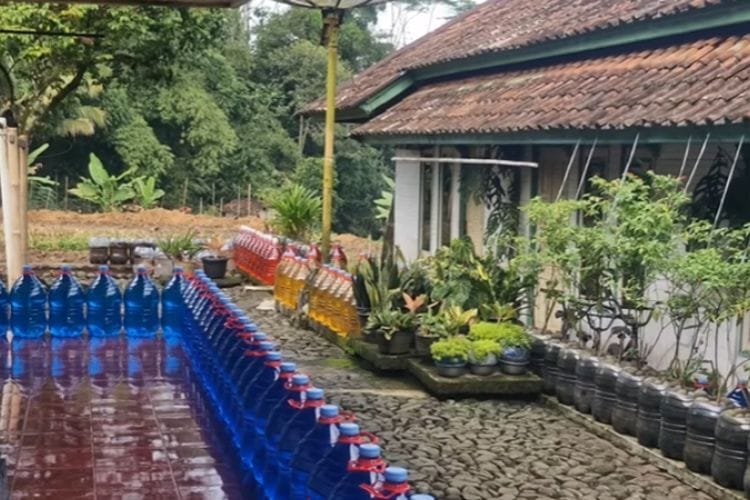 Kampung Terpencil di Cianjur, Jawa Barat Ini Unik Banget, Semua Pagar Rumahnya Auto Bikin FYP!