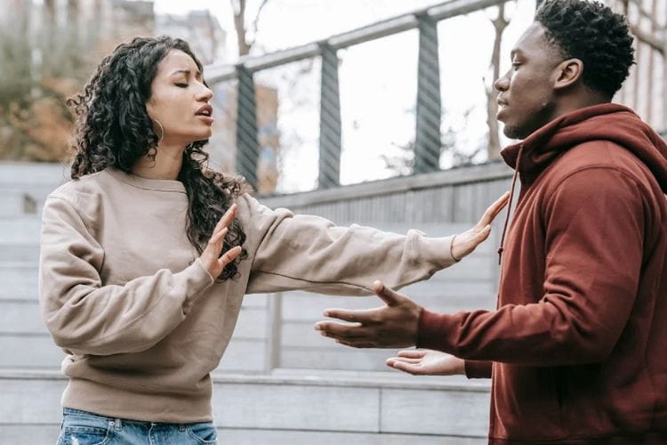 Pasanganmu Sering Melakukan Gerakan Berlebihan? Waspadalah, Ini 9 Pertanda Ia Sedang Berbohong