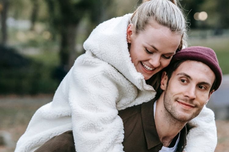 Penuh Kasih Sayang dan Rela Berkorban, Pria dengan 3 Shio Ini Dijamin Bucin Parah!