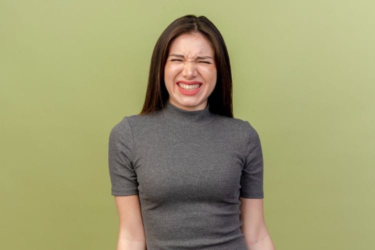 Cek Senyumnya! Ini 10 Pertanda Seseorang yang Dikenal Diam-Diam Tidak Menyukai Anda