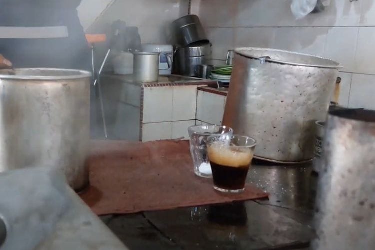 Menikmati Kupi Pancong, Tradisi Minum Kopi Setengah Gelas Warga Aceh