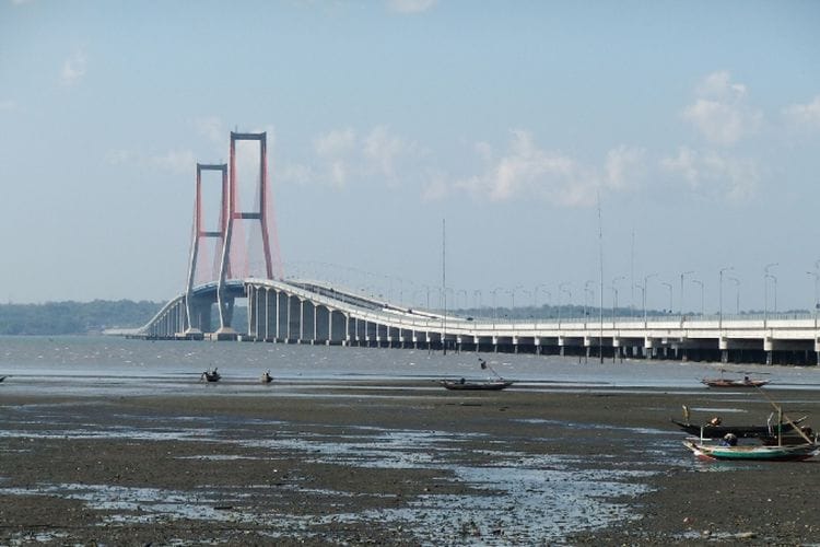 6 Fakta Menarik Jembatan Terpanjang di Indonesia, si Penghubung Dua Daratan Terpisah Jawa Timur