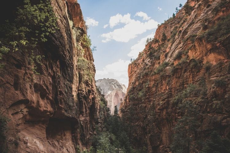 Dihuni 70 Orang, Desa Paling Ekstrim di China Ini Berada di Tebing Curam Setinggi 800 M