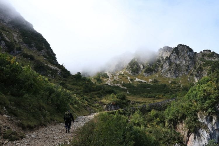 Alasan Kaum Introvert Lebih Senang Mendaki Gunung Ketimbang Piknik Cantik ke Pantai