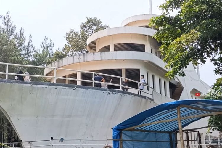 Viral! 78 km dari Surabaya, Terdapat Kapal Terdampar di Tengah Hutan Pinus Jawa Timur