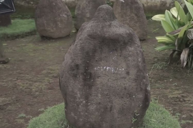 Ada Batu Purba dari Zaman Megalitikum Tertinggal di Desa Pelosok Jember, Jawa Timur