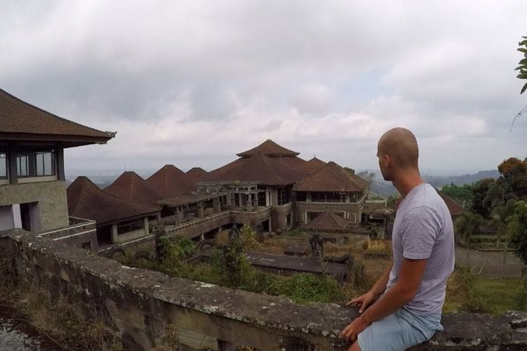 Menjelajahi Hotel Terbengkalai Bali yang Seram Tapi Keindahannya Bikin Mata Sulit Berkedip