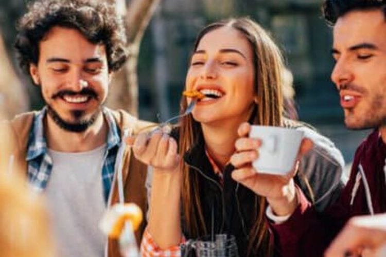 Waspadai Kebiasaan Makan Sambil Minum, Ini Bahayanya Menurut dr. Zaidul Akbar