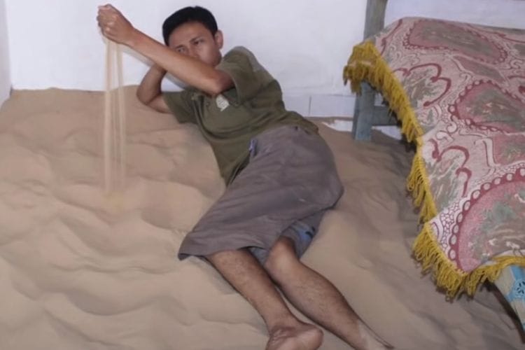 Fakta Unik Warga Sumenep yang Lebih Suka Tidur di Atas Pasir, Begini Penjelasannya