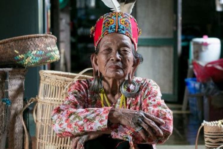 Menilik Kecantikan Wanita Dayak yang Mulai Sirna, Tampil Cantik dengan Telinga Panjang