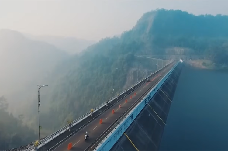 Terbesar di Asia Tenggara! Bendungan Raksasa Jawa Barat ini Miliki PLTS Terapung Berkapasitas 14.700 Megawatt