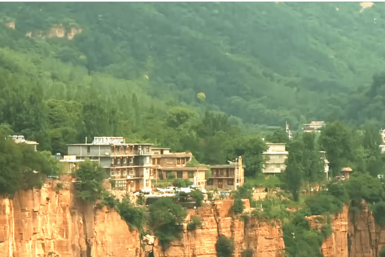 Nyempil di Ujung Tebing, Desa Paling Berbahaya di China Ini Terletak di Ketinggian 1.700 Meter