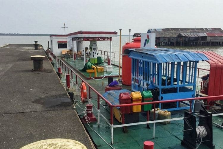 Hanya di Kalimantan Barat, Isi Bensin ke SPBU Terapung di Laut: Pelanggannya dari Pulau Seluas 764.60 KM2 Ini