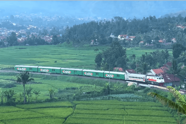Jalur Berbahaya Tapi Ngangenin? Ini Dia Tikungan Kereta Api Paling Ekstrem Sekaligus Terindah di Jawa Barat