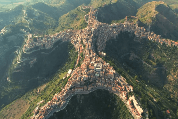 Luar Biasa Unik! Kota di Perbukitan Italia Ini Bentuknya Seperti Siluet Manusia Raksasa