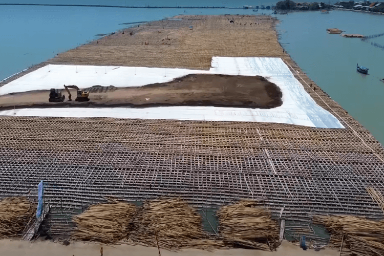 Laut Disulap Jadi Daratan? Ini Dia Teknologi Unik di Tol Semarang-Demak, Tradisional Tapi Futuristik!