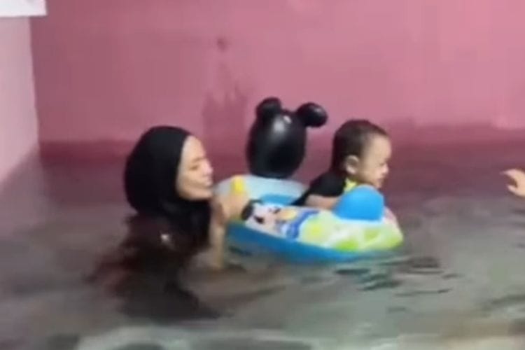 Viral Video Banjir dengan Air yang Jernih, Keluarga Ini Berasa Punya Kolam Pribadi Dalam Rumah
