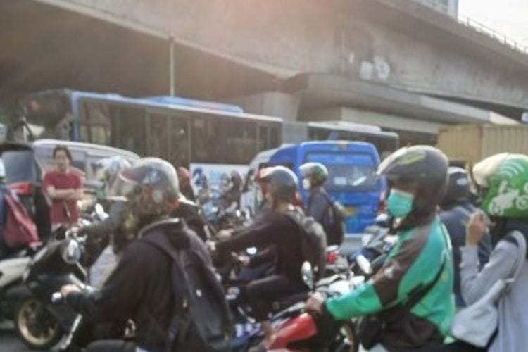 Pengendara Motor Terseret hingga 5 Meter, Begini Kata Saksi  Soal Truk Tronton Tabrak 6 Kendaraan di Slipi Jakbar
