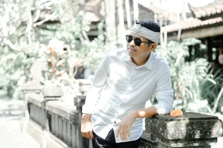 Dedi Mulyadi Pimpin Hasil Quick Count Pilkada Jawa Barat, Apa Benar Dipengaruhi oleh Iket Miliknya?