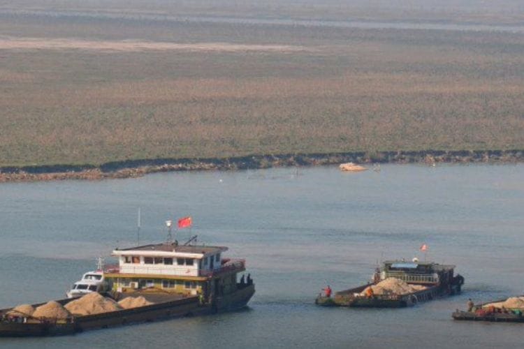 Aturan Kontroversial Jokowi Ini Bakal Bikin 3 Daerah di Pesisir Jawa Barat Pindah ke Negara Lain, Kok Bisa?