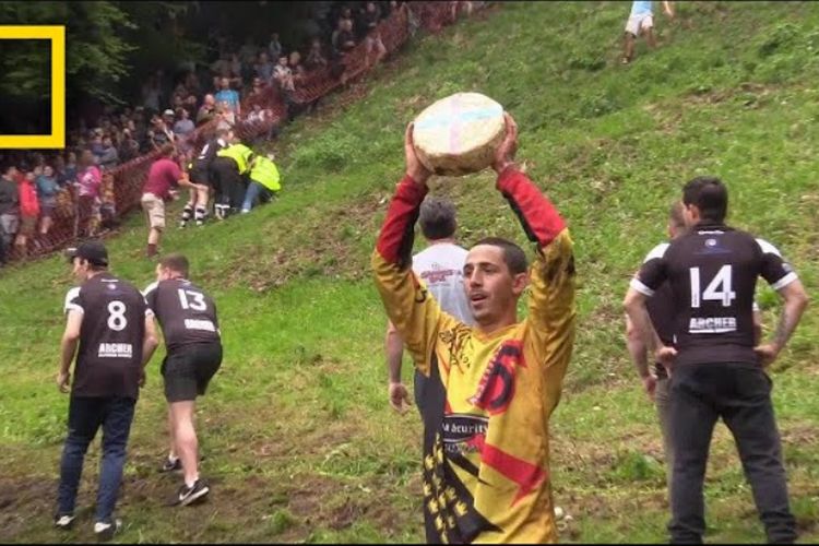 Festival Ekstrem di Inggris Ini Bikin Orang Rela Berguling dari atas Bukit Demi Sebongkah Keju Seberat 4kg