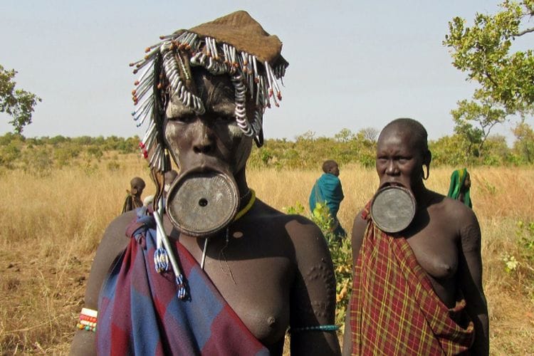 Cantik Itu Menyakitkan! Tradisi Kecantikan Penduduk Suku Ethiopia Ini Bikin Susah Ngomong