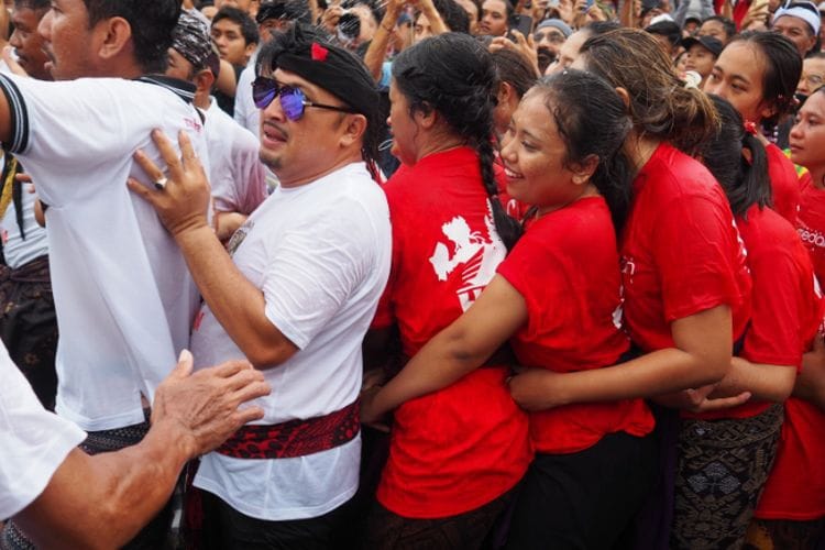 Di Balik Salah Kaprah Tradisi Unik dan Nyentrik Saling Peluk Cium di Bali
