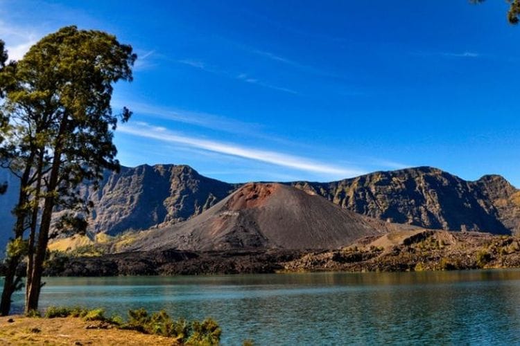 Jejak Sampah Pendaki Gunung Rinjani Tembus 31 Ton, Efek Samping Jadi Destinasi Terpopuler di NTB?