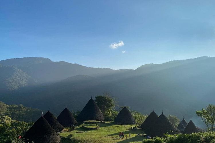 Rumah Melayang di Atas Awan Nusa Tenggara Timur, Kampung Unik Ini Digelari Kota Kecil Tercantik di Dunia