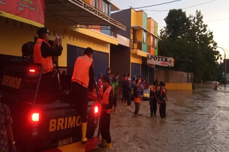 Tanggul Sungai Tunggu Jebol, Banjir Setinggi 1,5 Meter Genangi Wilayah Meteseh, Semarang