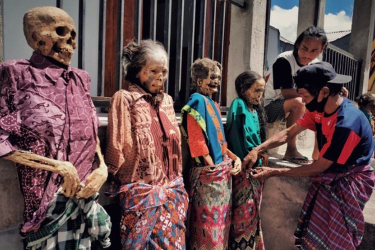 Meninggal 21 Tahun Silam, Mayat Suku di Sulawesi Selatan Ini Dibangunkan Kembali hingga Berdiri Tegak