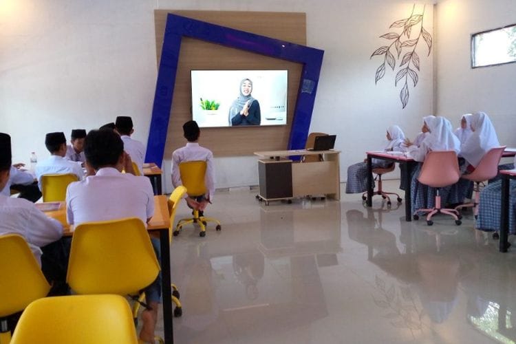 Santri di Pesantren Cirebon Ini Boleh Main Game PS, Idaman Gen Z Banget!