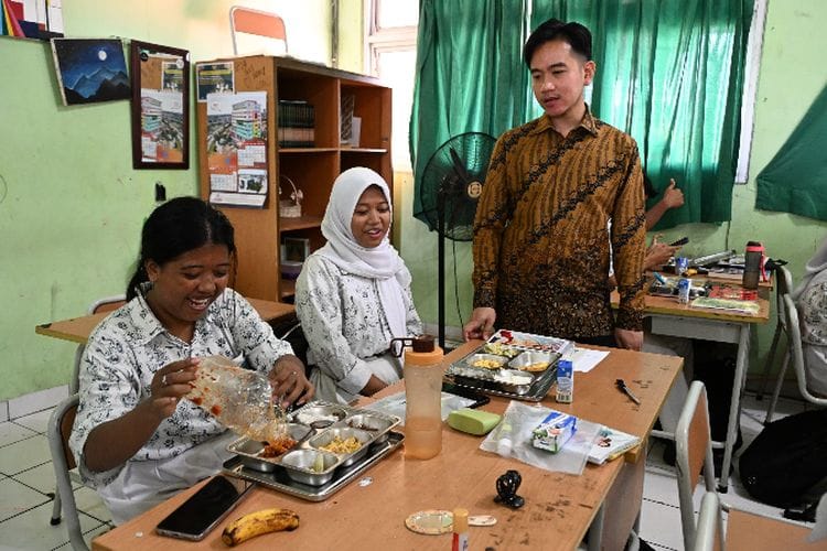 Wapres RI Gibran Bagi-Bagi Skincare Gratis ke Siswa SMAN 13 Jakarta Utara, Warganet: Sumber Dananya dari Mana?