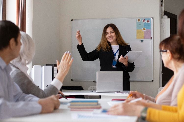 5 Gaya Bicara Kepsek yang Bikin Teamwork Guru Makin Solid di Sekolah, Anda Sering Dengar yang Mana?