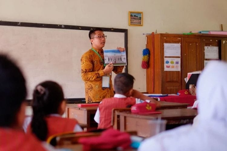 Pahit Manis Gelar S.Pd, Guru Lulusan Prodi Pendidikan Ini Hadapi Persaingan Kerja Paling Ketat di 2025