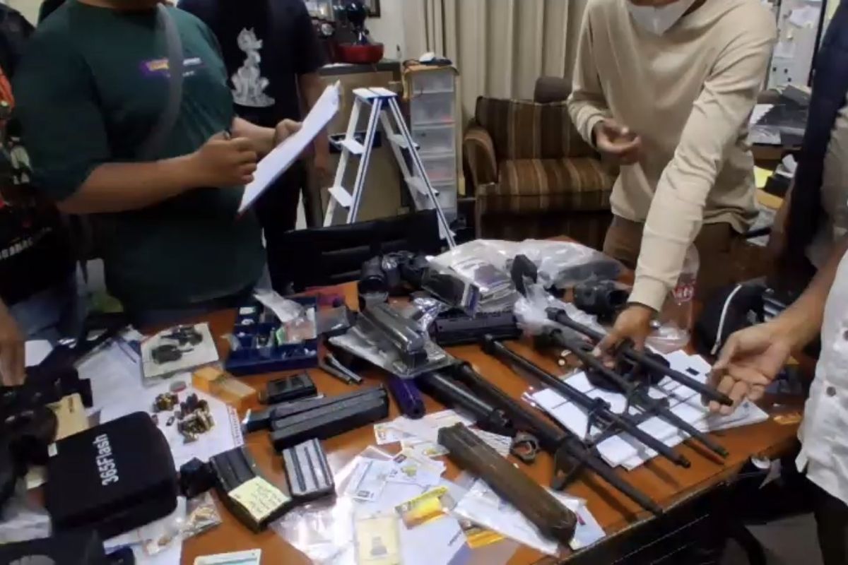Bukan Cuma Senjata, Narkoba dan Puluhan CD Porno Juga Ditemukan di Sekolah Swasta Jaksel